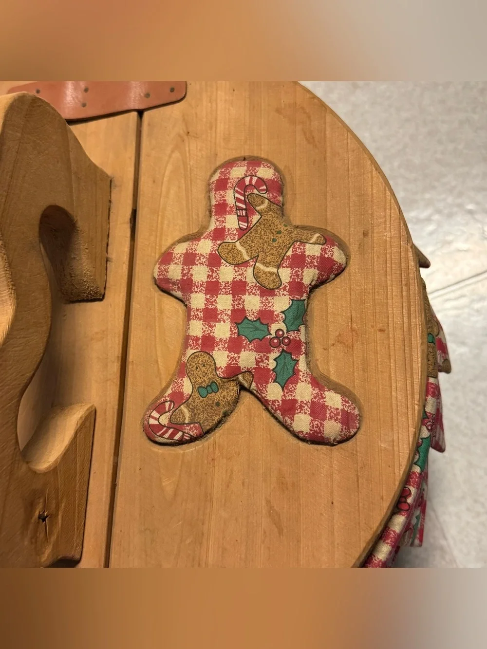 VTG Half Bushel Lined Sewing Basket with 1 Christmas Gingerbread Shaped Handle